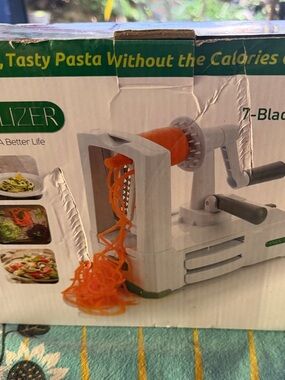 Spiralizer Manual Spiral Vegetable Slicer - 7 blades